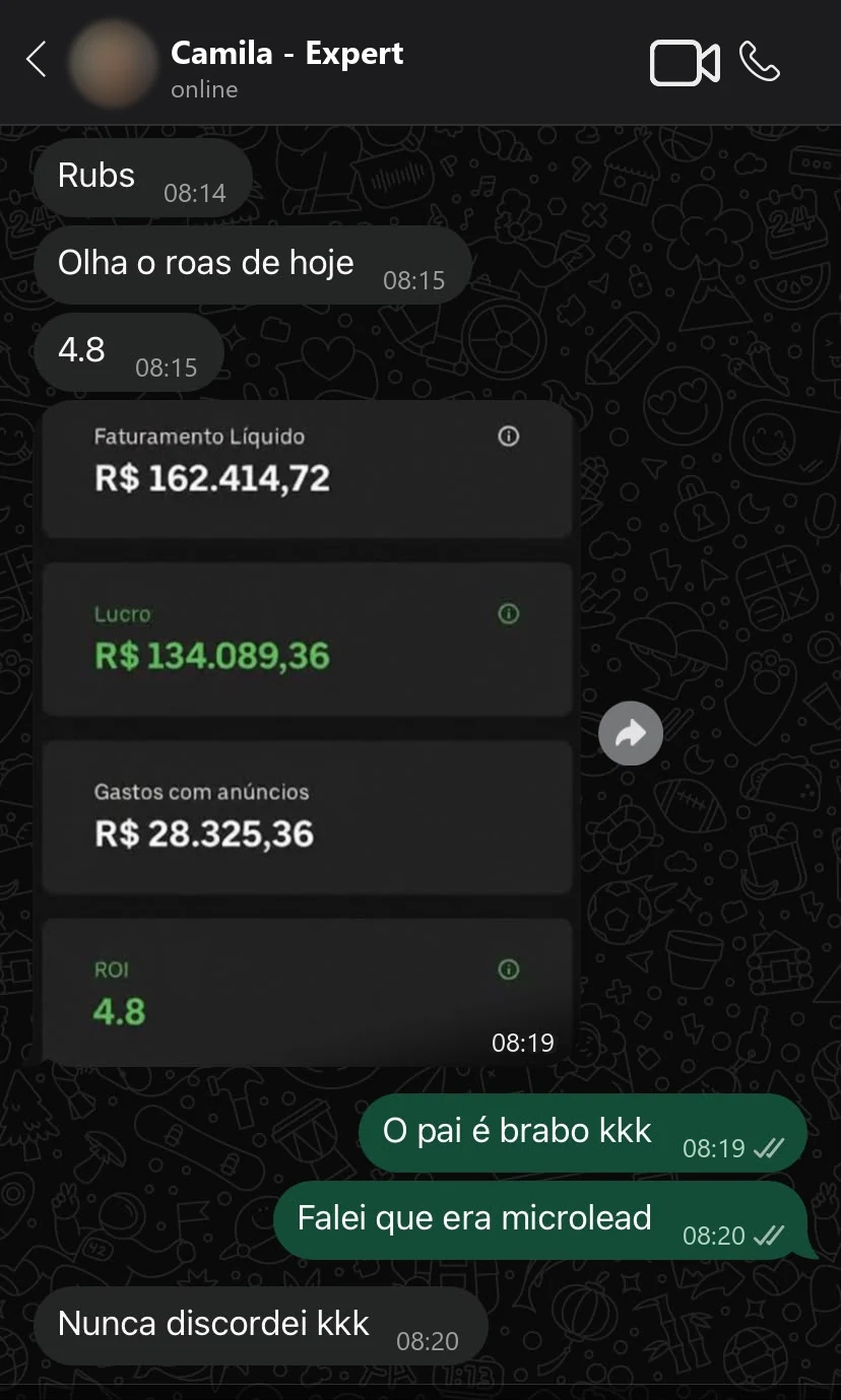 Conversa de WhatsApp com Camila, expert. Ela envia o painel do dia: faturamento líquido de R$ 162.414,72, lucro de R$ 134.089,36, gastos com anúncios de R$ 28.325,36 e ROI de 4,8.