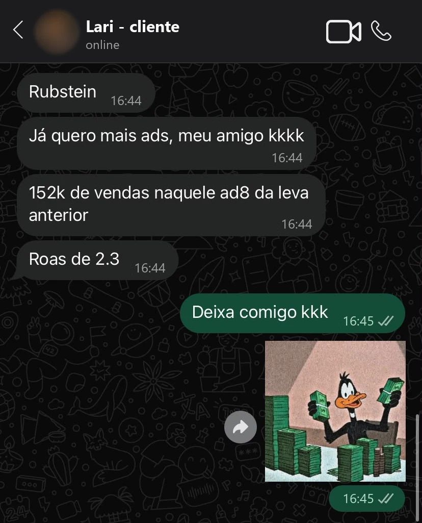 Conversa de WhatsApp com Lari, cliente. Ela pede mais anúncios: 152 mil em vendas no ad 8 da leva anterior, com ROAS de 2,3.