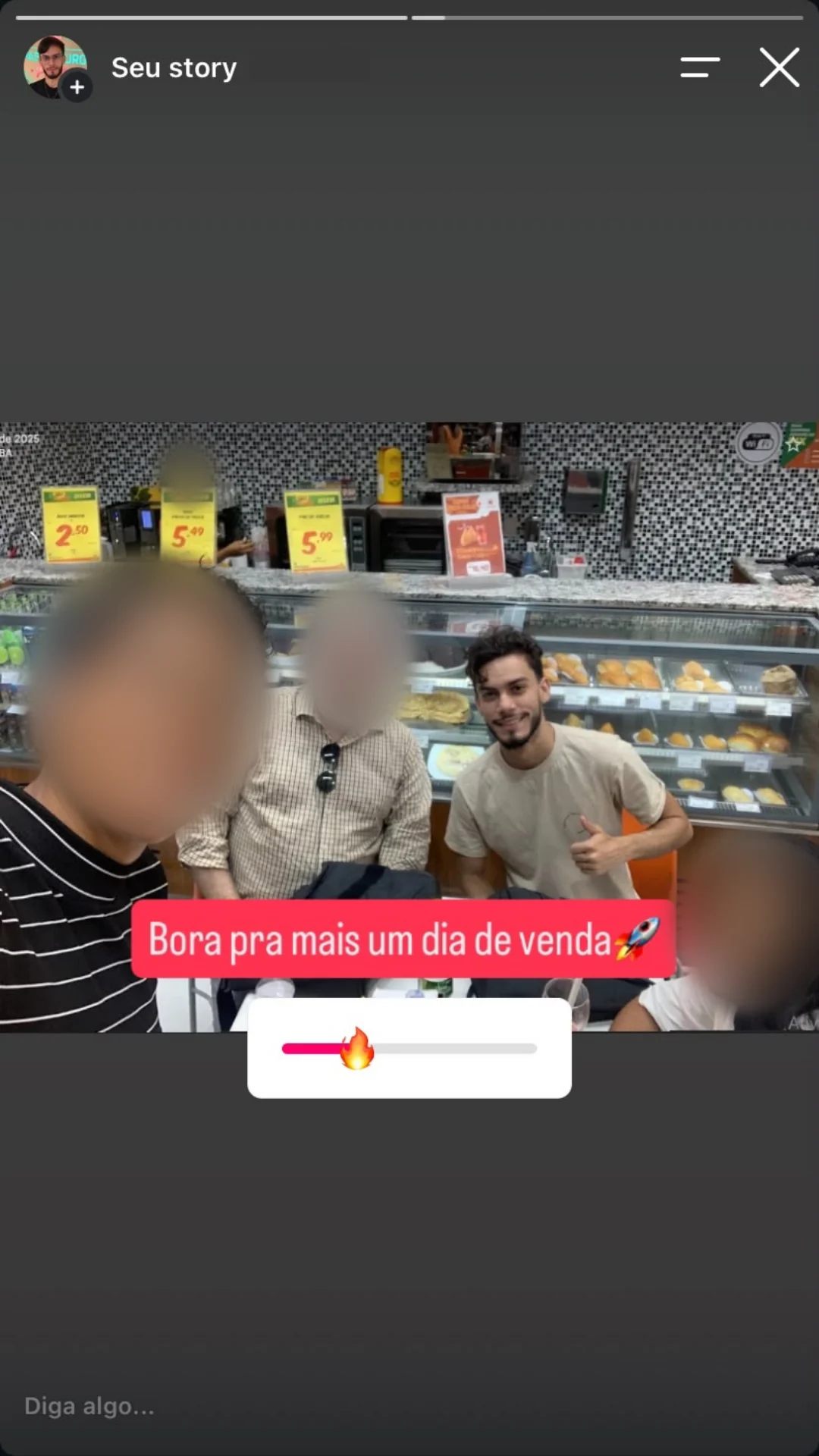 Story de Rubstein, de camiseta bege e com o polegar para cima, em campo em um dia de venda. Os rostos das outras pessoas estão desfocados.